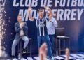 Óliver Torres le regala sus tachos a un aficionado tras recibir un regalo