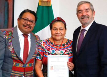 Dan nacionalidad mexicana a Rigoberta Menchú
