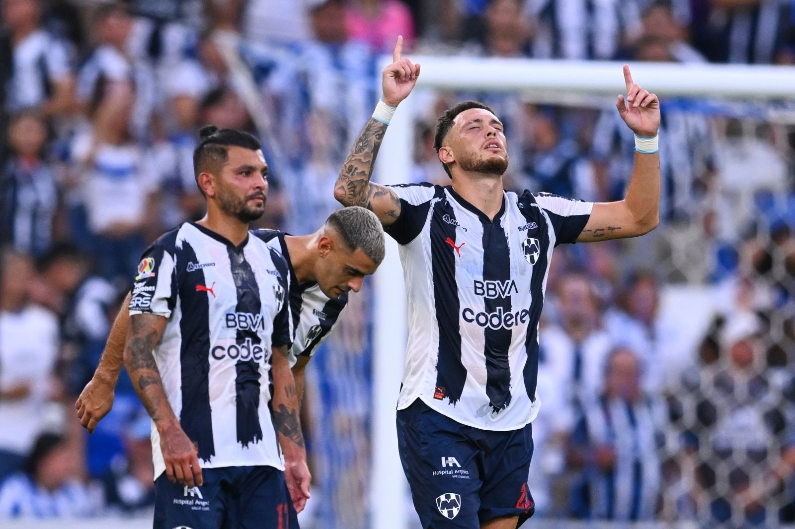 Se luce Ocampos y Rayados vence al Maza