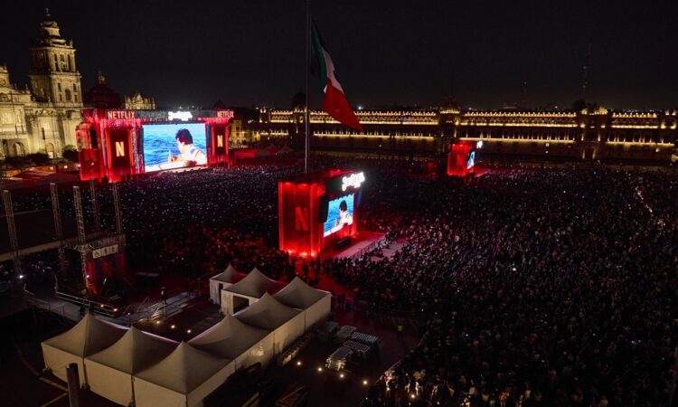 Más de 170 mil celebran el legado del Divo de Juárez en el Zócalo